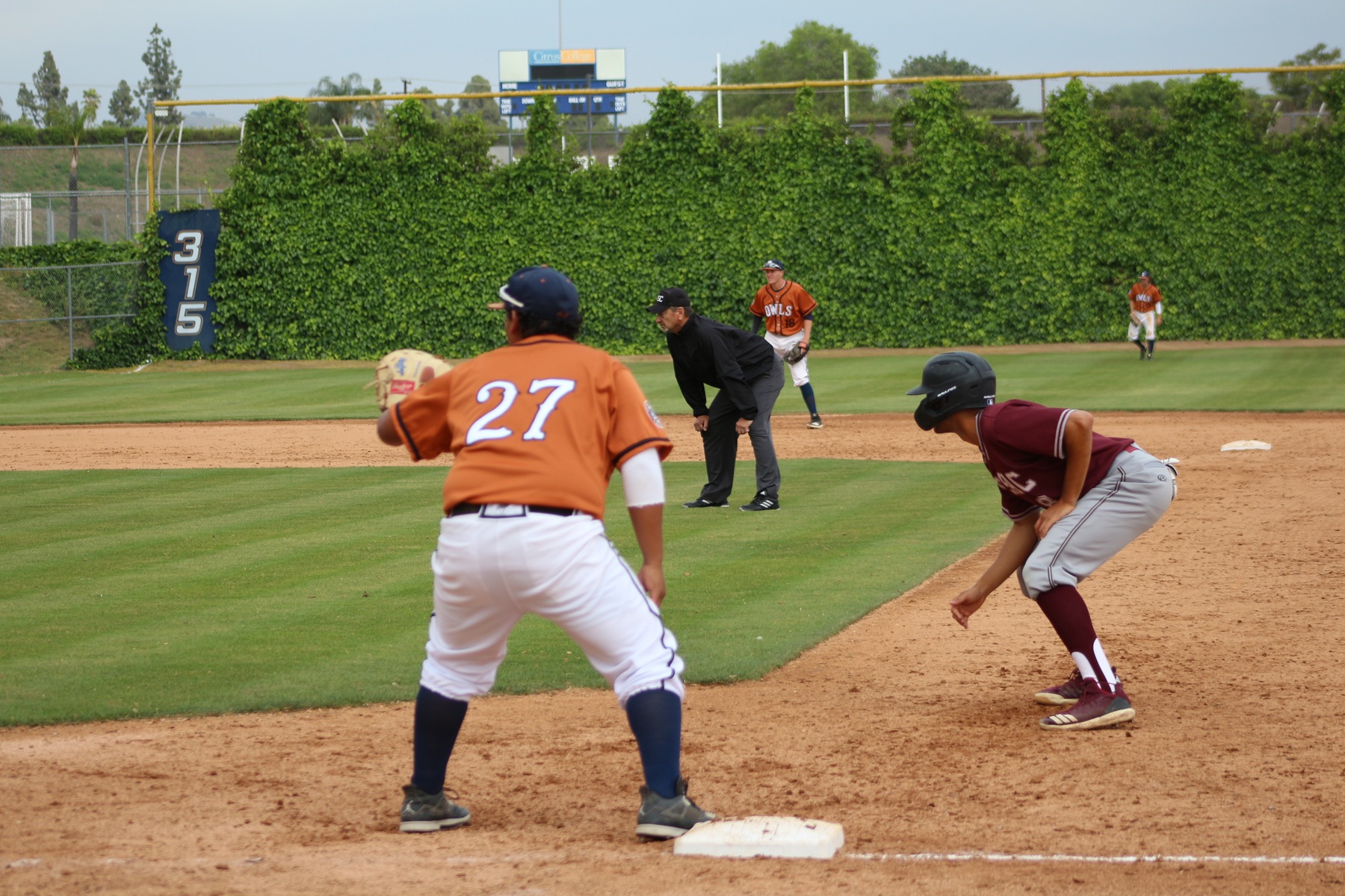 Thomas Aceituno holds a Mt. SAC baserunner on 1st. Image: Ayla Ahmad