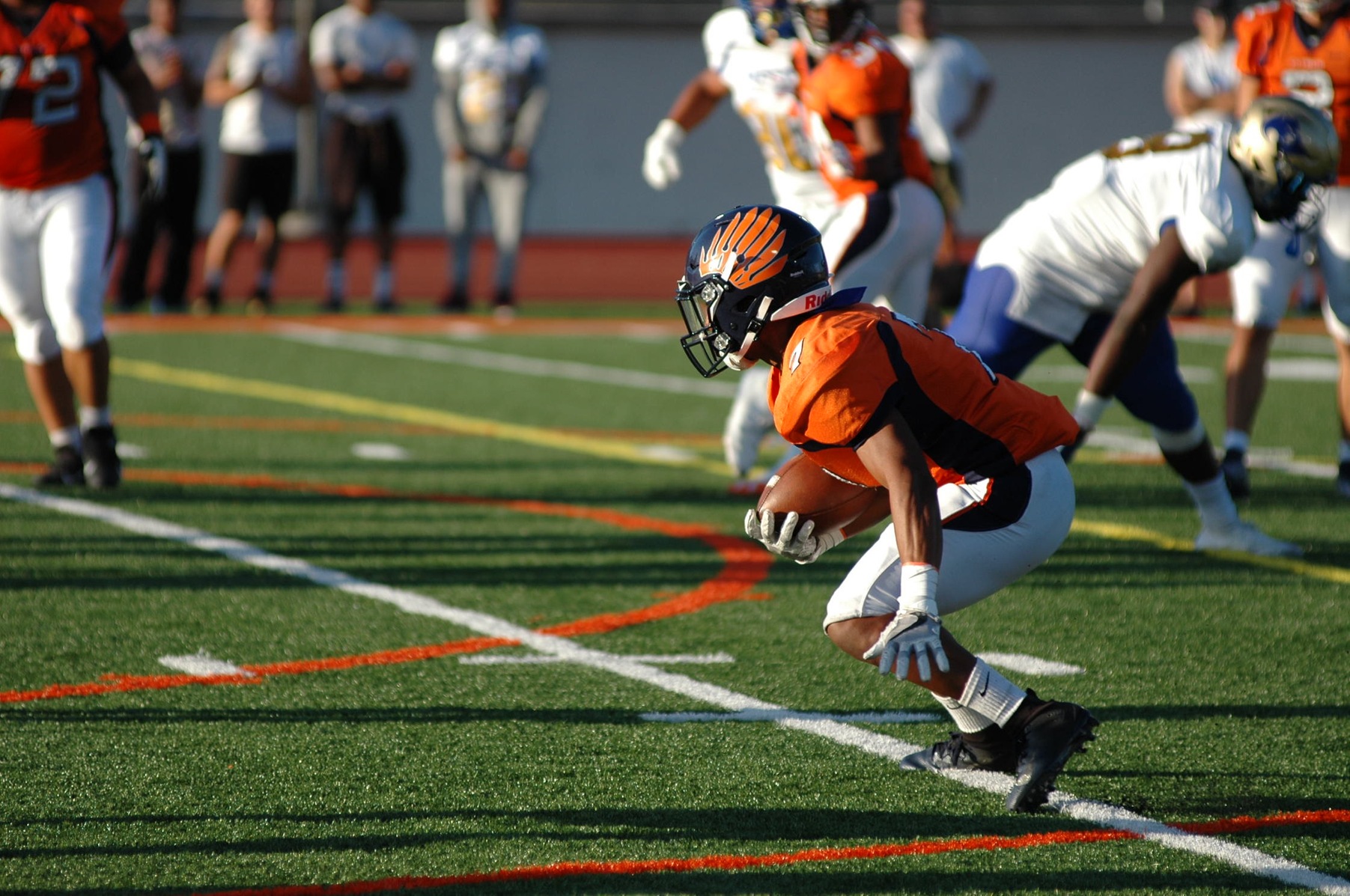 Kasmir Dina maps out his next move. Dina led all rushers with 95 yards on 9 carries on Saturday at Compton. Image Thomas Garcia