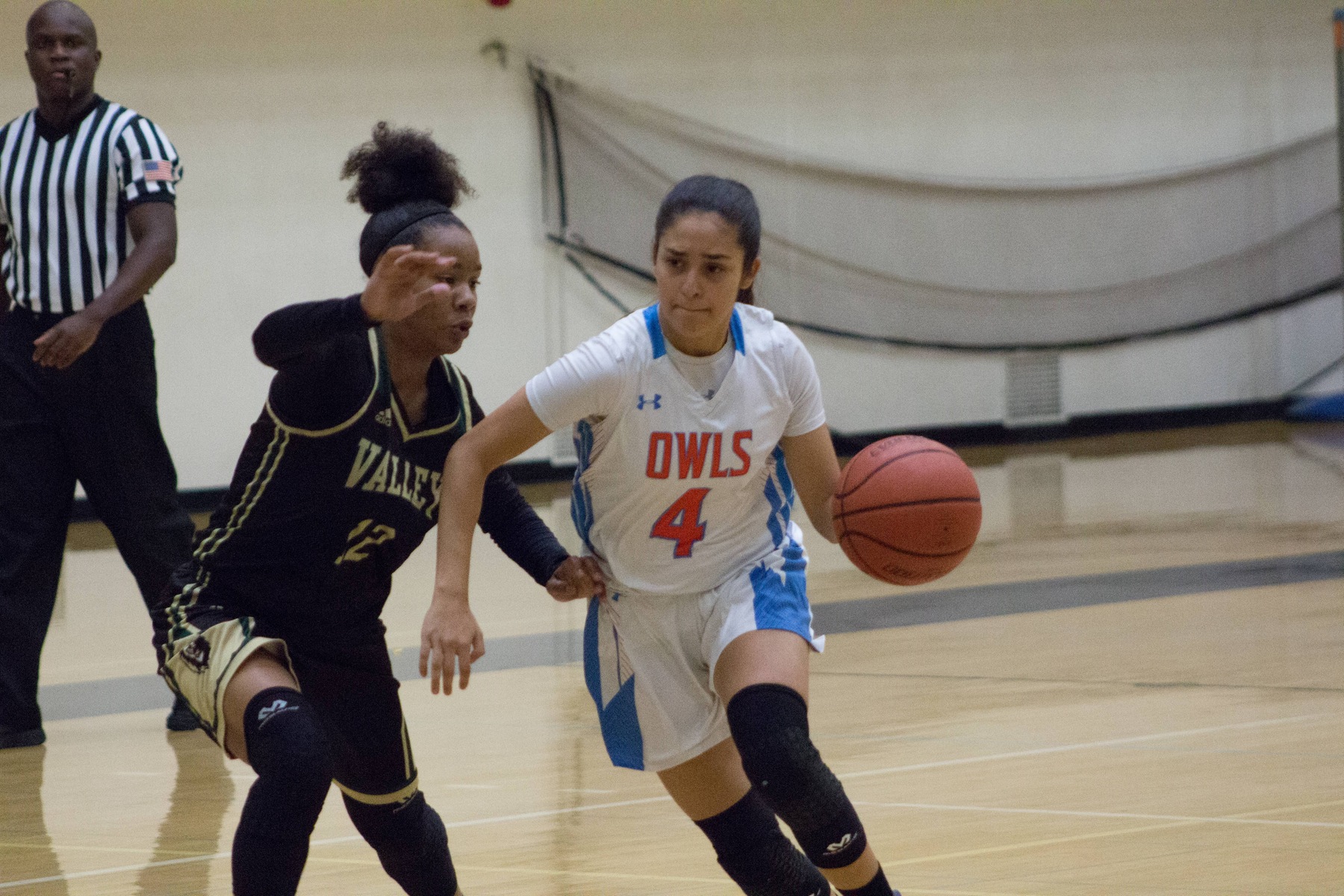 Guard Jezteni Espinoza turns the corner against an LA Valley defender. Photo credit: Semaj Shepheard
