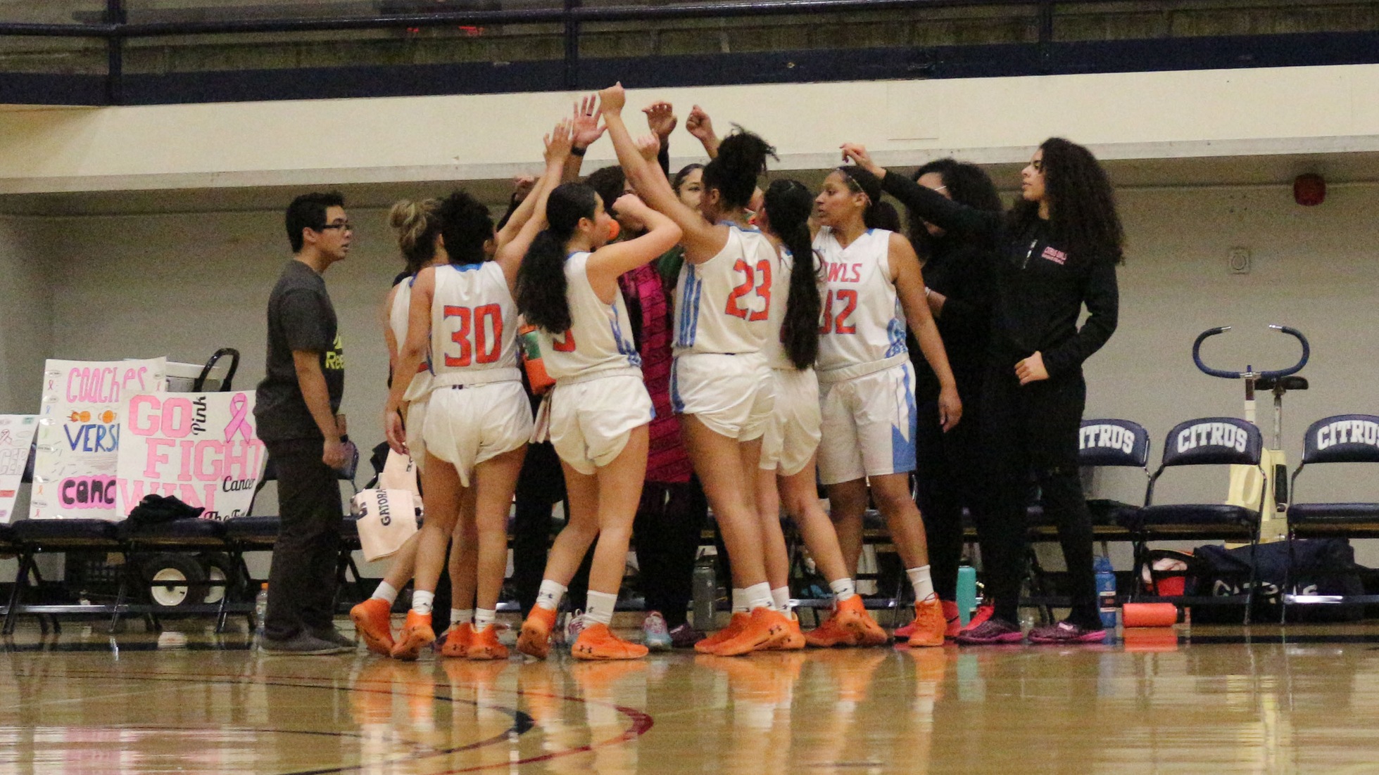 Citrus huddles for a team cheer. Photo by: Brianna Jara
