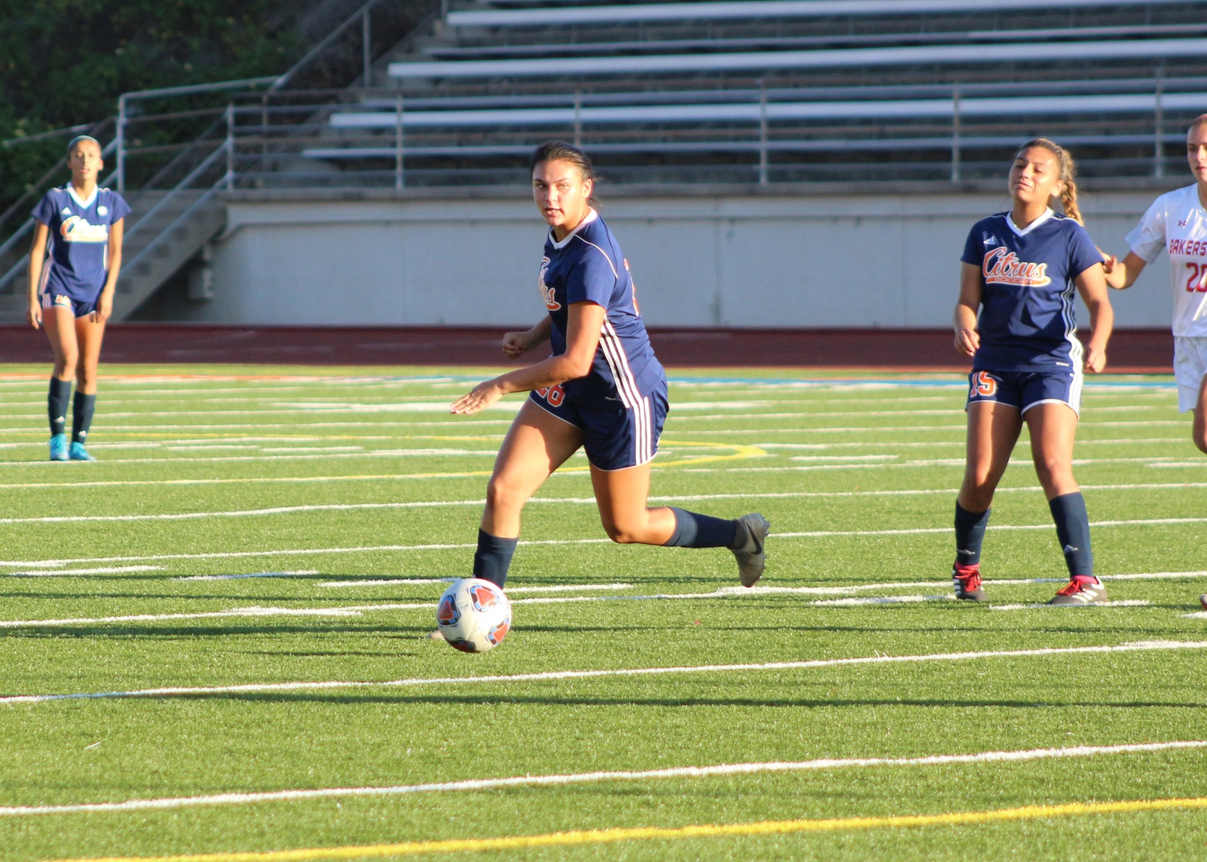 Sydney Estrada (28) looks upfield as Jovanna Maciel (15) and Zeanna Silva (12) look on. Image: Molly Montell