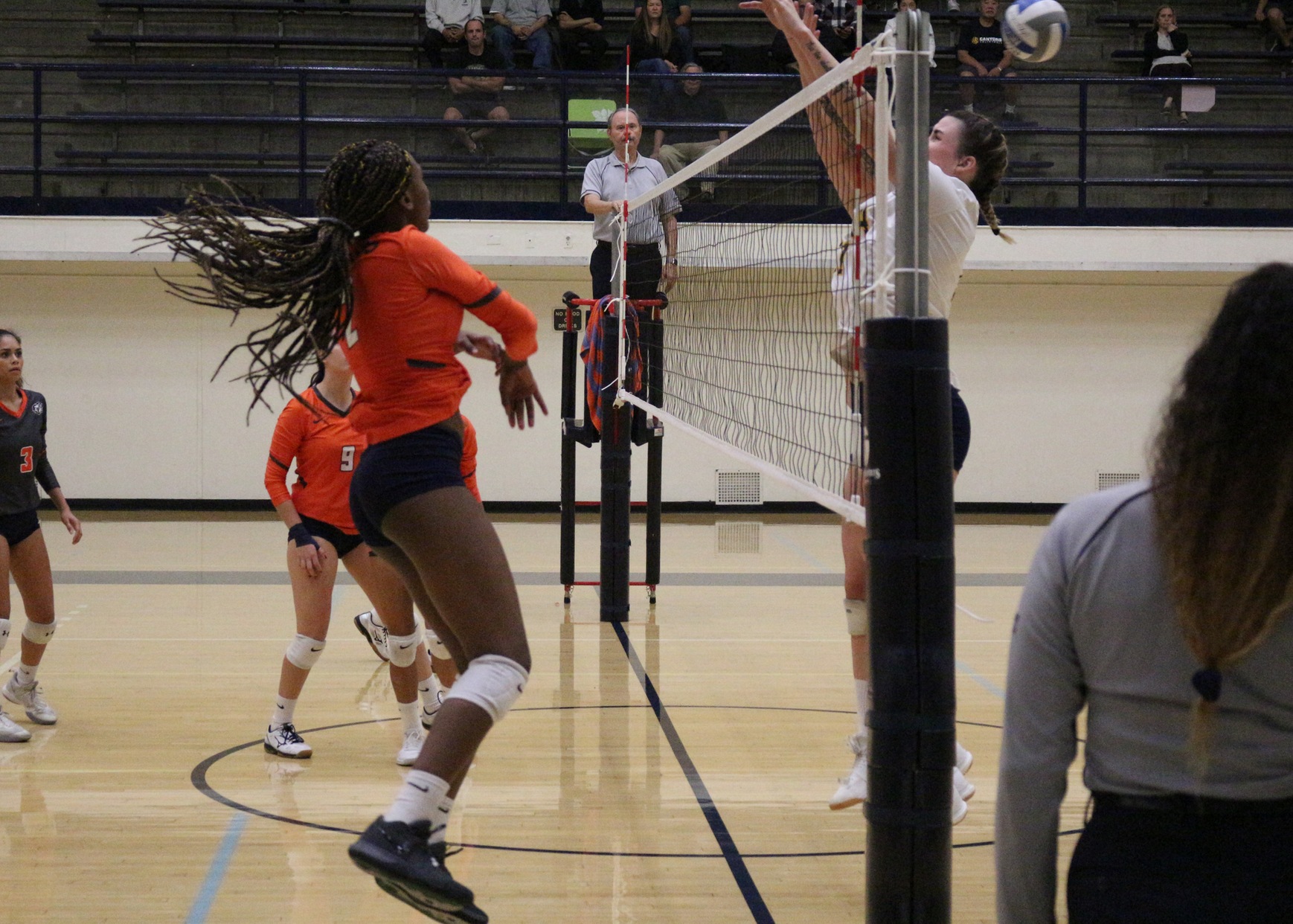 Offensive powerhouse Nia Nix hammers a high-angle shot off the Canyons block. Image: Ricky Miranda, II
