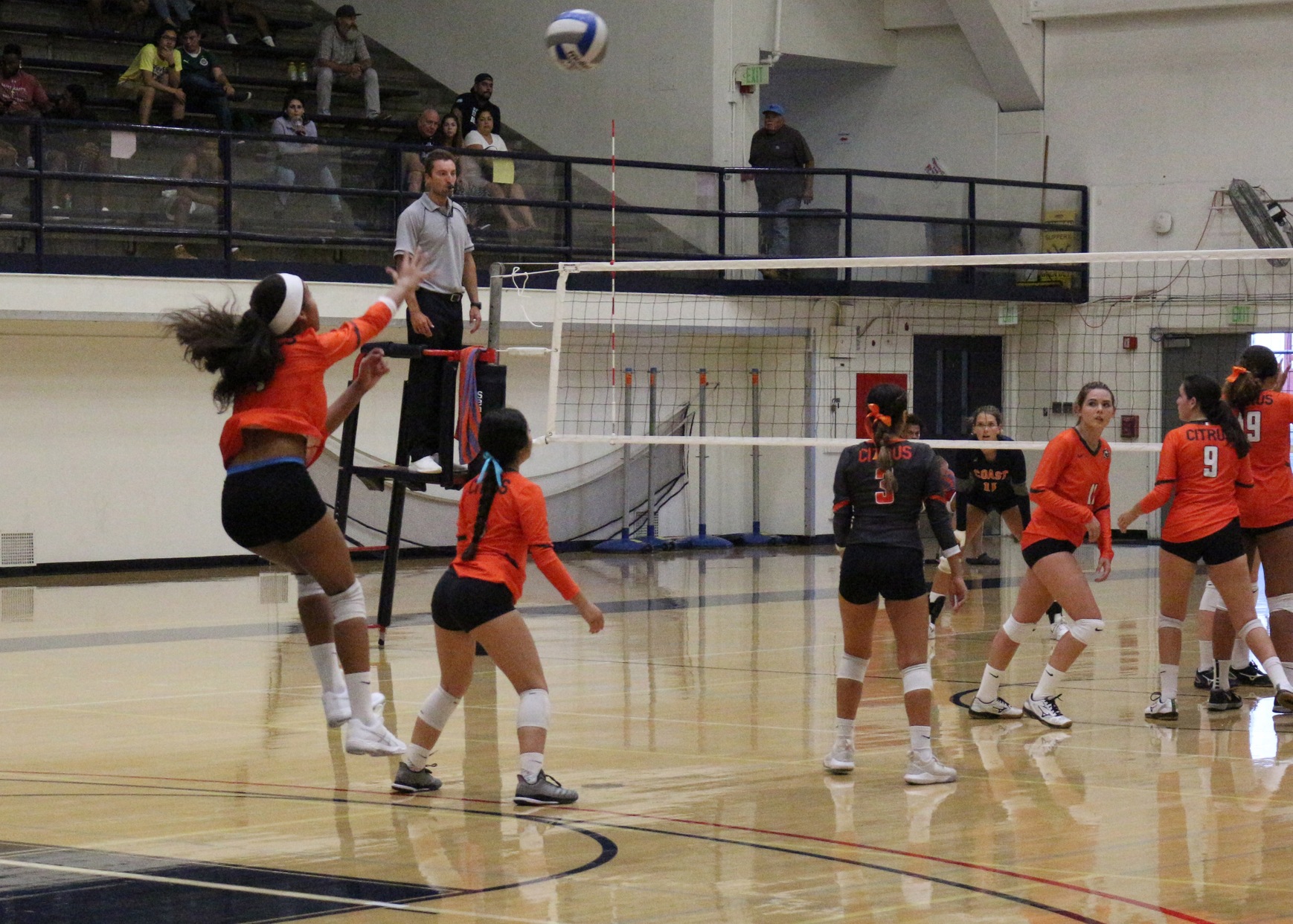 Freshman setter Vanessa Warren serves up a jump floater in Wednesday's match vs Orange Coast. Image: Thomas Garcia