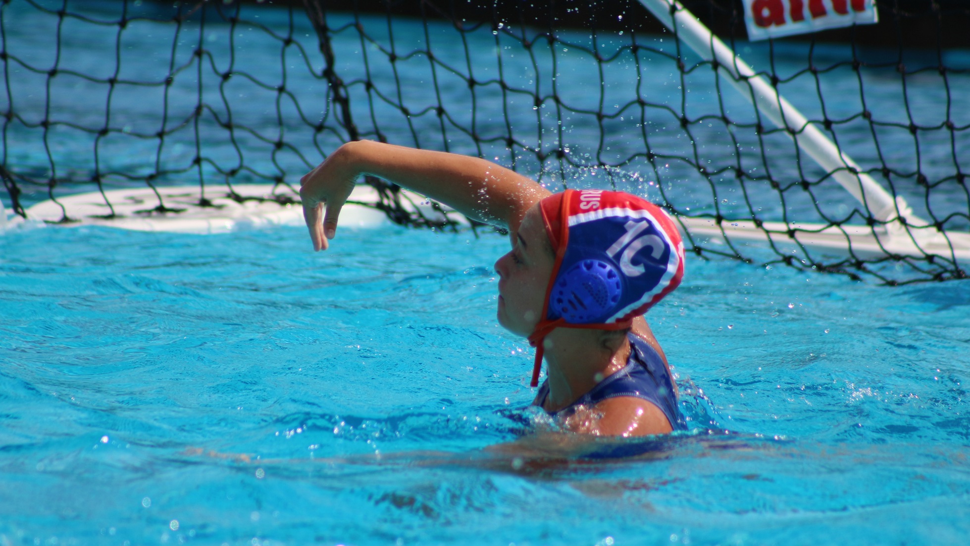 Kate Carlyle throws an outlet pass to a fellow Owl. 