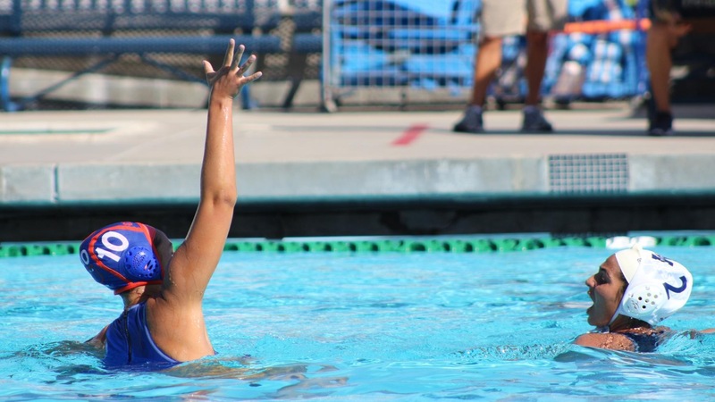 Hannah Long lobs a pass over the head of her defender. Image: Sammantha Reyes
